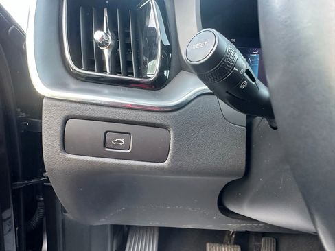 Used 2024 Volvo XC60 B5 Core image 23