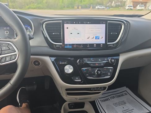 Used 2024 Chrysler Pacifica Touring-L image 20