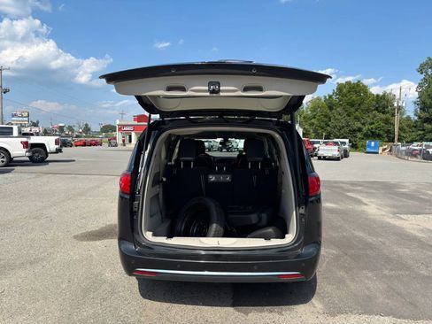 Used 2018 Chrysler Pacifica Touring-L FWD image 16