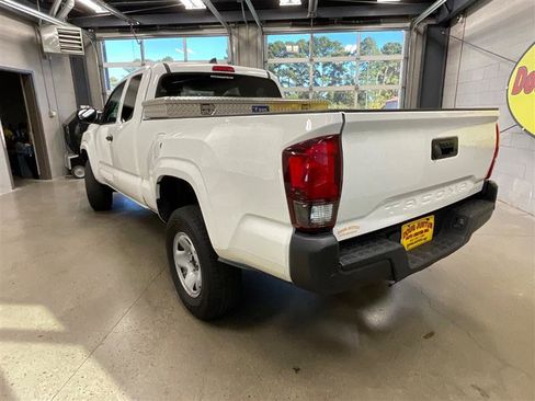 Used 2020 Toyota Tacoma SR image 3