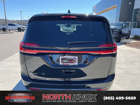 New 2026 Chrysler Pacifica Select image 18