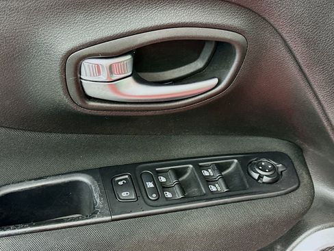 Used 2019 Jeep Renegade Latitude w/ Popular Equipment Group image 18