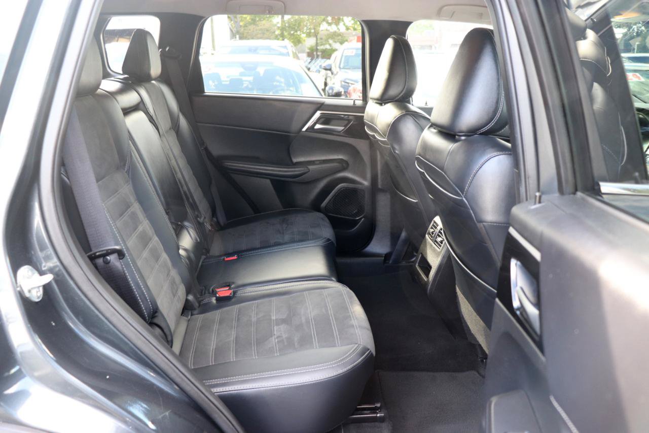 Used 2024 Mitsubishi Outlander AWD image 15