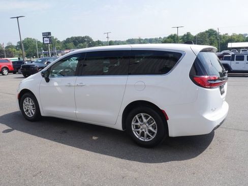 New 2026 Chrysler Pacifica Select image 10