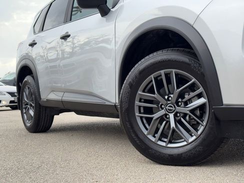 Used 2025 Nissan Rogue S image 2