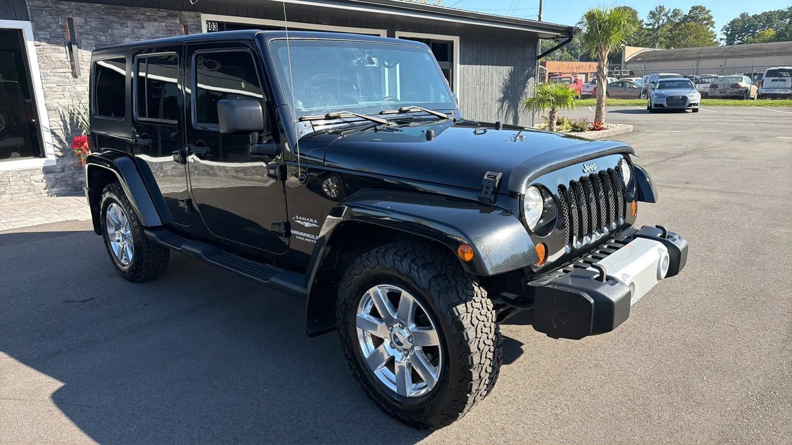 Used 2013 Jeep Wrangler Unlimited Sahara w/ Dual Top Group AWD/4WD image 3
