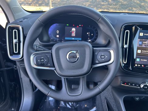 Used 2025 Volvo XC40 B5 Core image 18