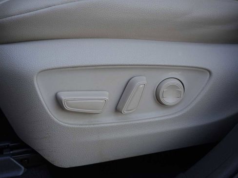 Used 2020 Toyota Highlander XLE FWD image 12