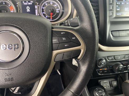Used 2018 Jeep Cherokee Latitude w/ Safety Group AWD/4WD image 34