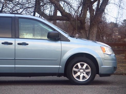 Used 2008 Chrysler Town & Country LX image 22