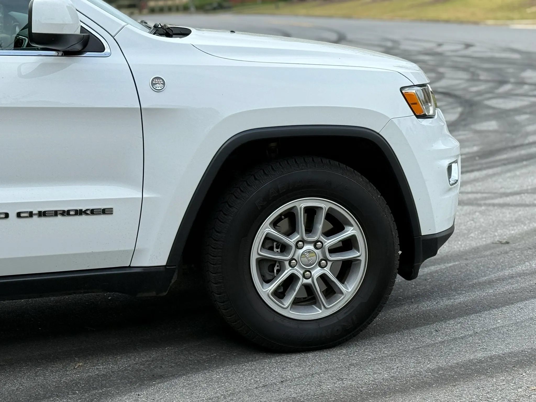 Used 2019 Jeep Grand Cherokee Laredo AWD/4WD image 8