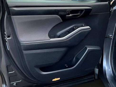 Used 2024 Toyota Highlander LE image 28