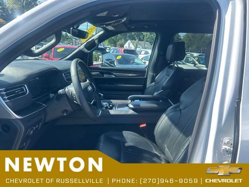 Used 2023 Jeep Wagoneer 4WD w/ Premium Group I image 4
