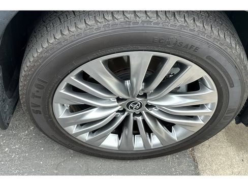 Used 2023 Toyota Highlander Platinum FWD image 7