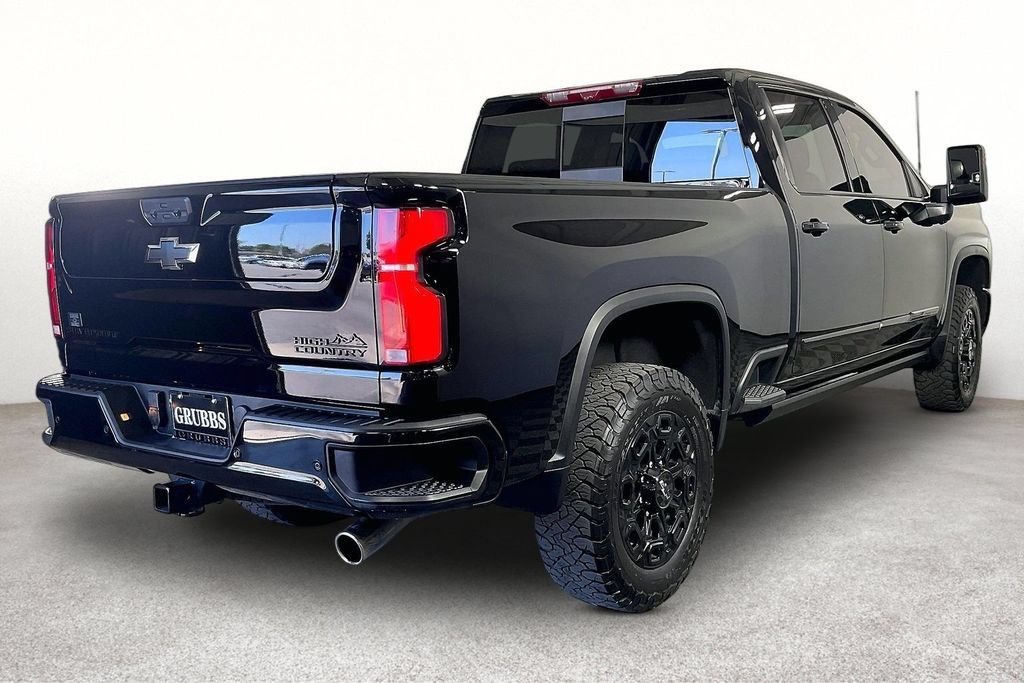 Used 2024 Chevrolet Silverado 2500 High Country w/ High Country Premium Package AWD/4WD image 2