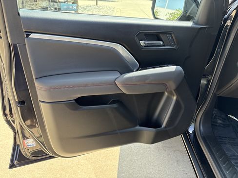 Used 2024 Chevrolet Colorado Z71 w/ Z71 Convenience Package 2 AWD/4WD image 10