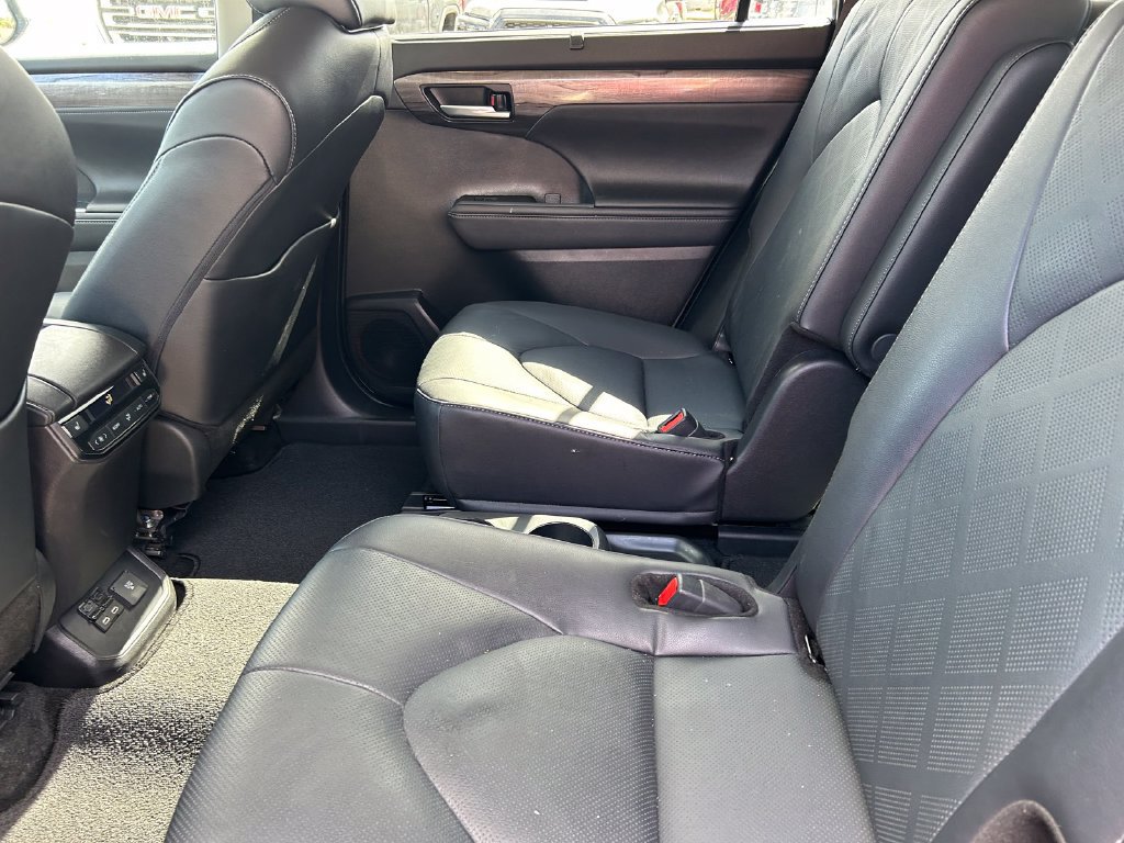 Used 2024 Toyota Highlander Platinum FWD image 17