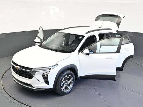 Used 2025 Chevrolet Trax LT FWD image 12