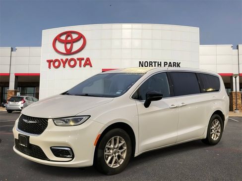 Used 2025 Chrysler Pacifica Select image 1