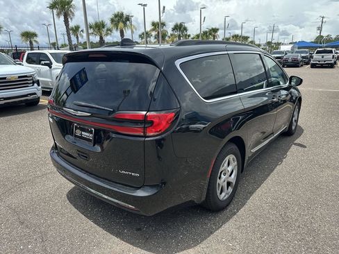 Used 2023 Chrysler Pacifica Limited FWD image 16