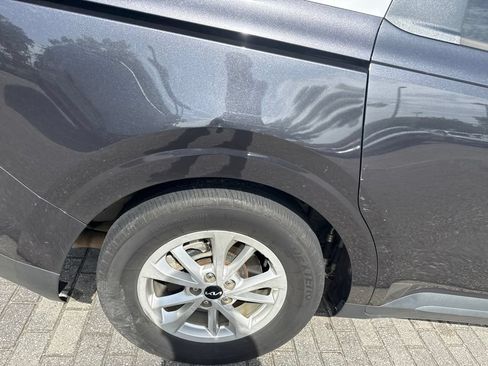 Used 2022 Kia Carnival LX FWD image 9