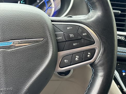 Used 2021 Chrysler Pacifica Touring-L FWD image 20