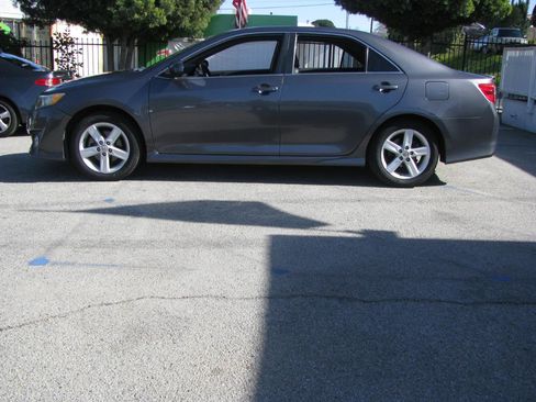 Used 2014 Toyota Camry SE image 1