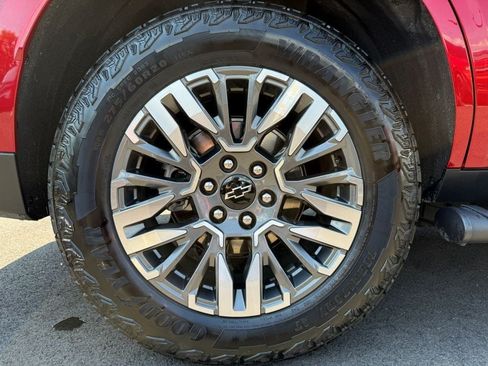 Used 2025 Chevrolet Tahoe Z71 w/ Z71 Off-Road Package AWD/4WD image 4