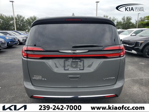 Used 2022 Chrysler Pacifica Limited FWD image 5