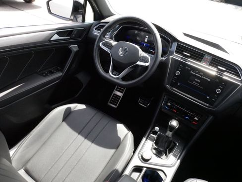 Certified 2023 Volkswagen Tiguan SE R-Line AWD/4WD image 9