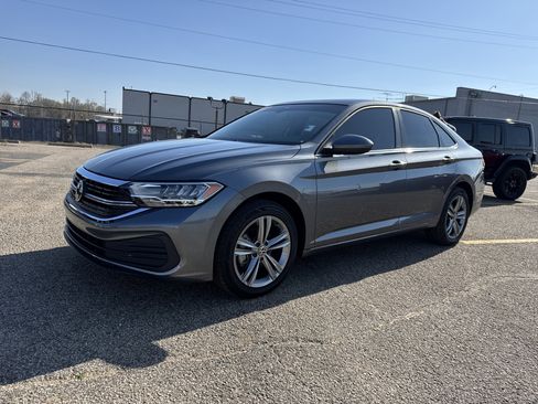 Used 2024 Volkswagen Jetta SE w/ Panoramic Sunroof Package image 1