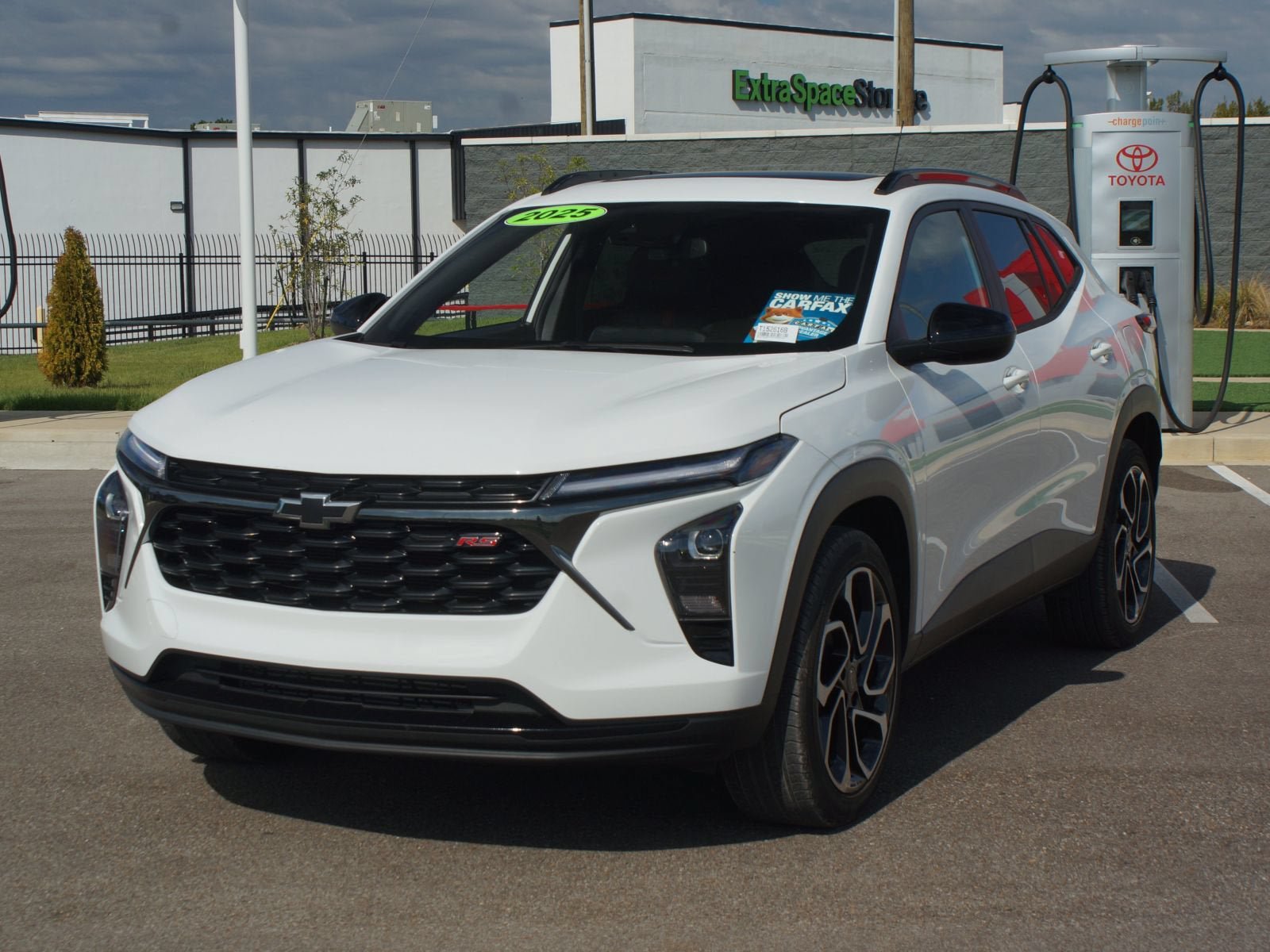 Used 2025 Chevrolet Trax RS w/ Sunroof Package FWD image 24
