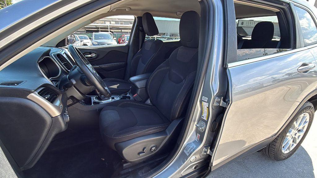 Used 2017 Jeep Cherokee Latitude w/ Comfort & Sound Group FWD image 22