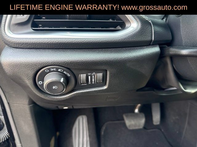 Used 2025 Chrysler Pacifica Limited FWD image 18
