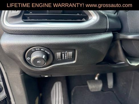 Used 2025 Chrysler Pacifica Limited FWD image 18