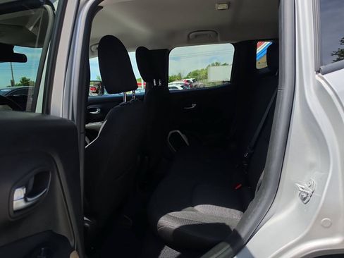 Used 2016 Jeep Renegade Latitude AWD/4WD image 11