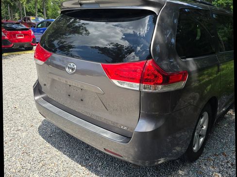 Used 2014 Toyota Sienna LE FWD image 10