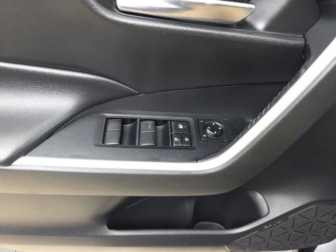 Used 2021 Toyota RAV4 XLE w/ Convenience Package FWD image 24
