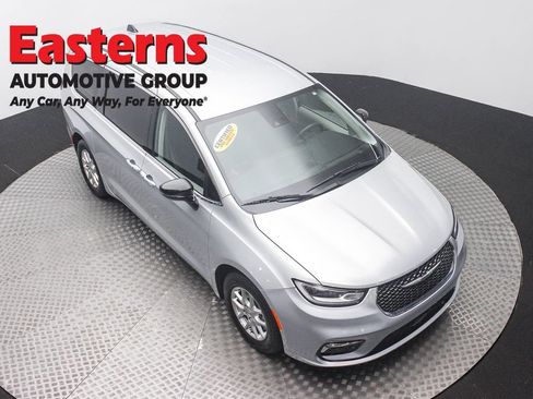 Used 2024 Chrysler Pacifica Touring-L FWD image 3