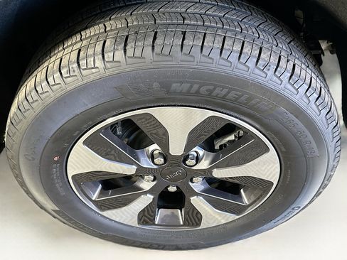 Used 2023 Jeep Grand Cherokee 4WD 4xe image 11