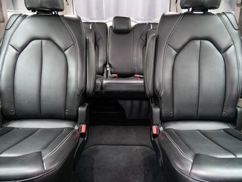 Used 2024 Chrysler Pacifica Touring-L image 26