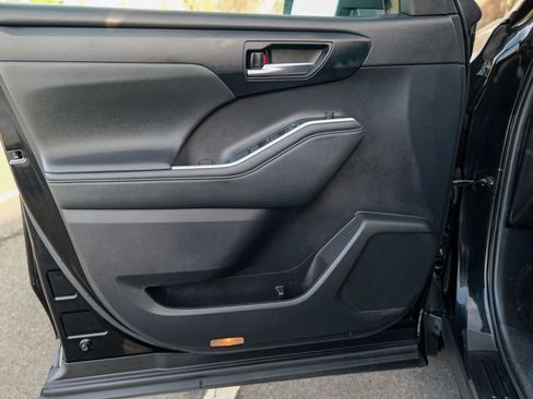 Used 2021 Toyota Highlander XLE image 17