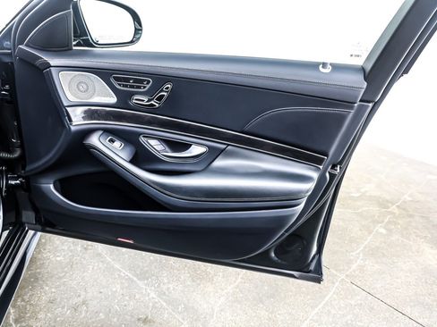 Used 2019 Mercedes-Benz S 560 Sedan image 24