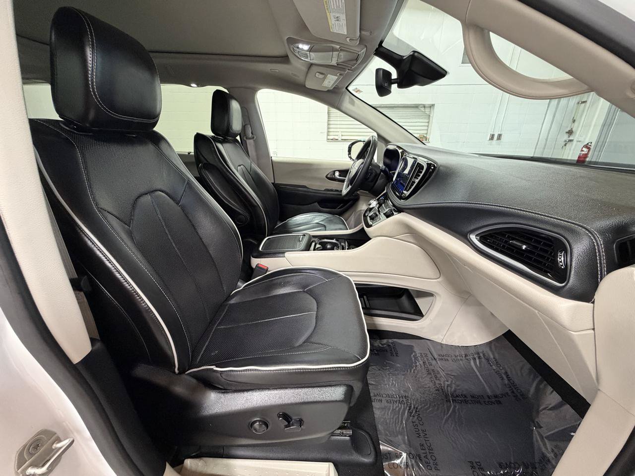 Used 2023 Chrysler Pacifica Limited FWD image 25