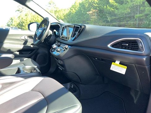 New 2026 Chrysler Pacifica Select FWD image 24