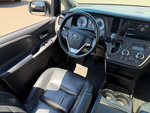 Used 2017 Toyota Sienna SE FWD image 6