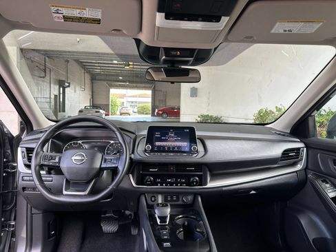 Used 2025 Nissan Rogue SV FWD image 30