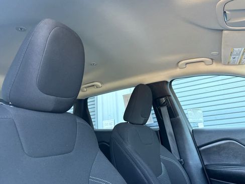 Used 2021 Jeep Cherokee Latitude FWD image 18