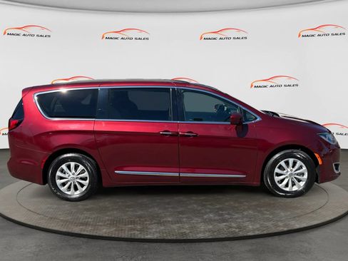 Used 2017 Chrysler Pacifica Touring-L FWD image 6