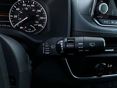 Used 2025 Nissan Rogue SV image 36